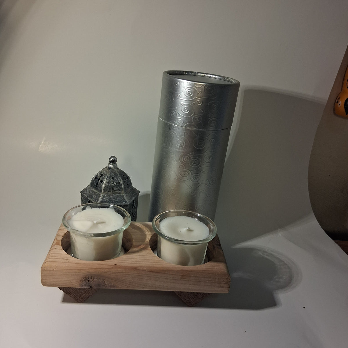 CEDAR HOLDER W/ VOTIVES