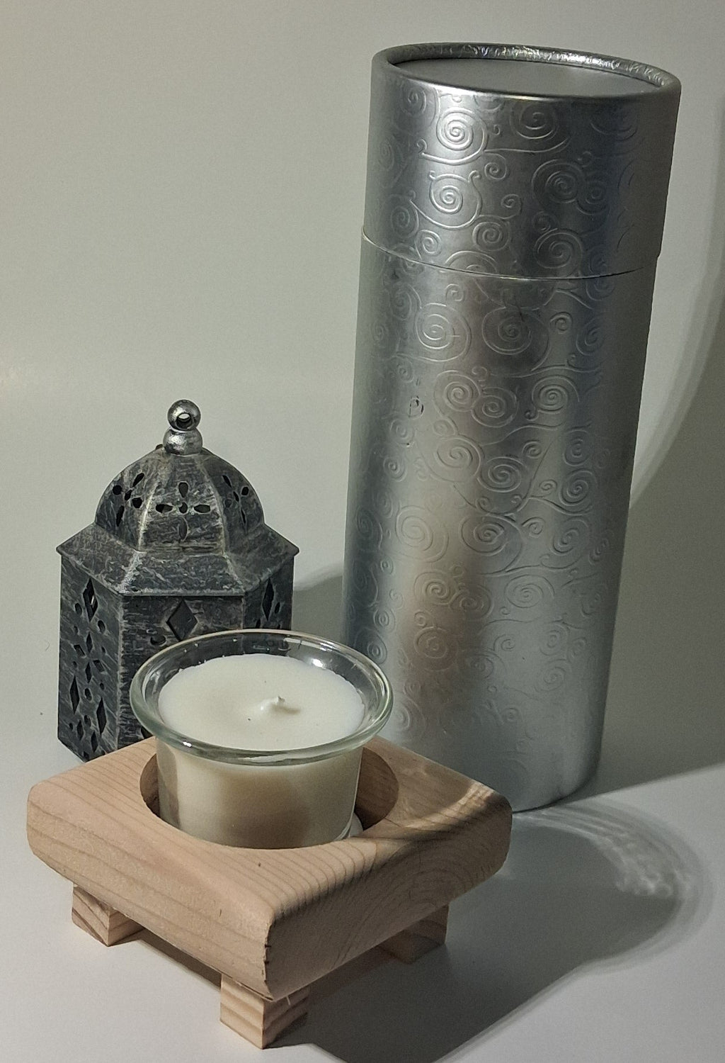 CEDAR HOLDER W/ VOTIVES