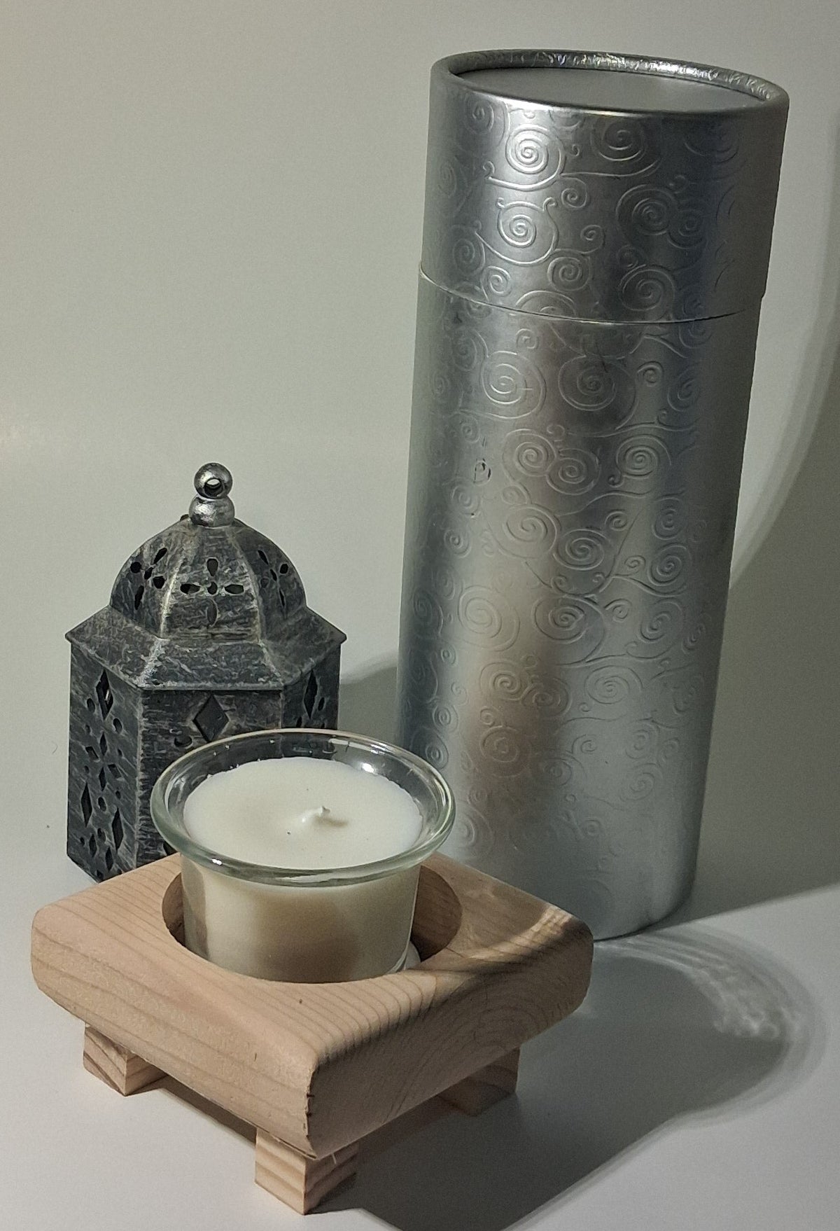 CEDAR HOLDER W/ VOTIVES